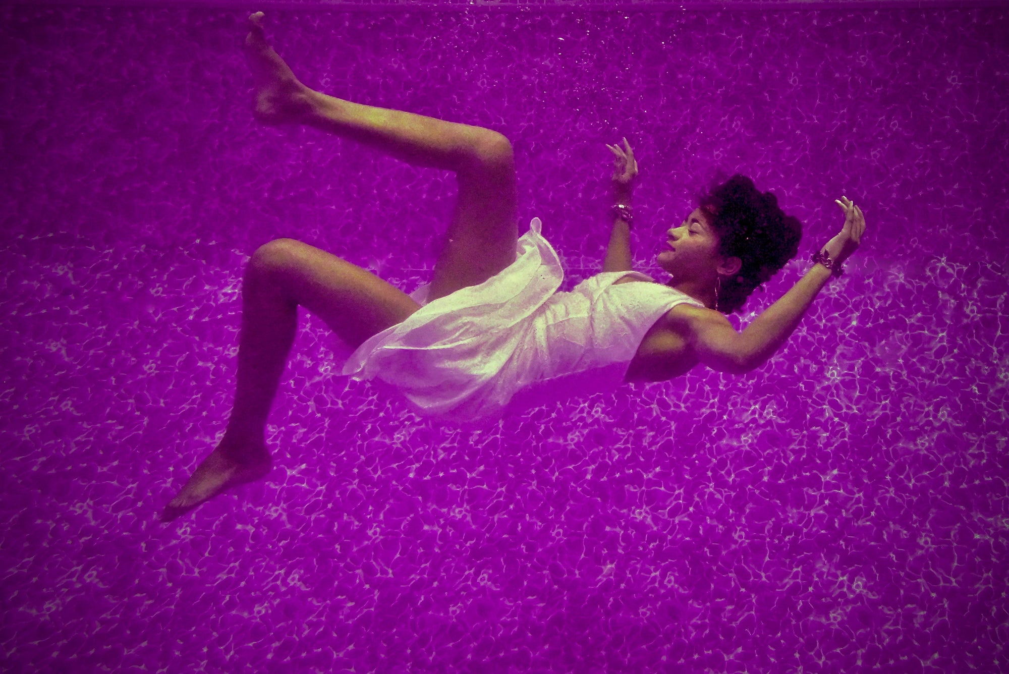 A woman falls into water, symbolizing the sensation of dreaming. 